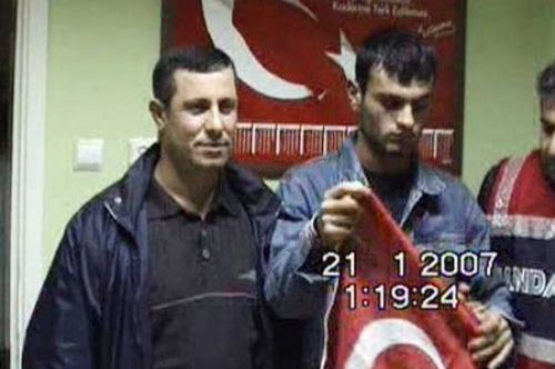 Tetikçiyle fotoğraf çektirip terfi ettirilen iki polise 'FETÖ' ihracı